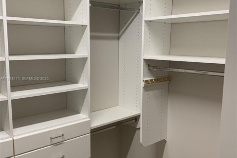 House in Weston, Florida 3 bedrooms, 197.05 sq.m. № 2019372 - photo 16