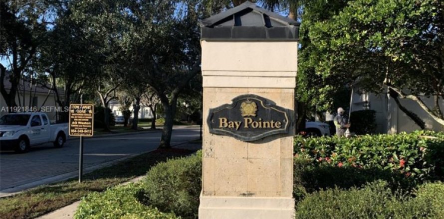 House in Weston, Florida 3 bedrooms, 197.05 sq.m. № 2019372