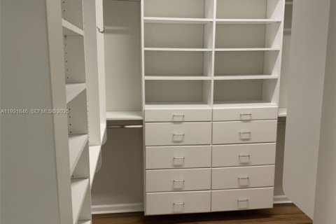 House in Weston, Florida 3 bedrooms, 197.05 sq.m. № 2019372 - photo 15