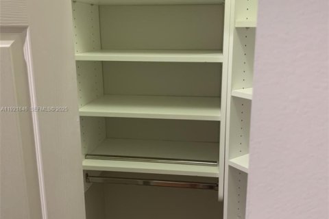 House in Weston, Florida 3 bedrooms, 197.05 sq.m. № 2019372 - photo 28