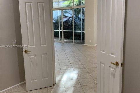 House in Weston, Florida 3 bedrooms, 197.05 sq.m. № 2019372 - photo 23