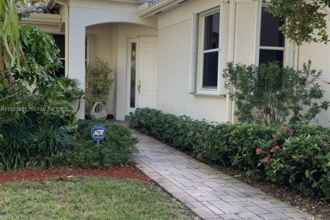 House in Weston, Florida 3 bedrooms, 197.05 sq.m. № 2019372 - photo 4