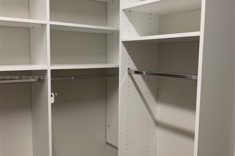 House in Weston, Florida 3 bedrooms, 197.05 sq.m. № 2019372 - photo 17