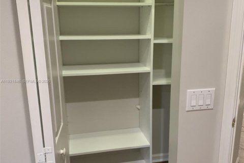 House in Weston, Florida 3 bedrooms, 197.05 sq.m. № 2019372 - photo 26