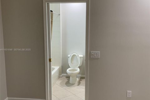 House in Weston, Florida 3 bedrooms, 197.05 sq.m. № 2019372 - photo 25