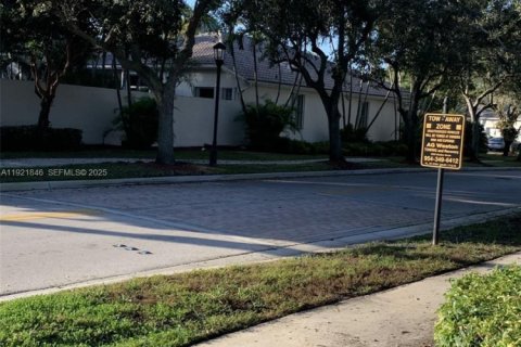 House in Weston, Florida 3 bedrooms, 197.05 sq.m. № 2019372 - photo 2