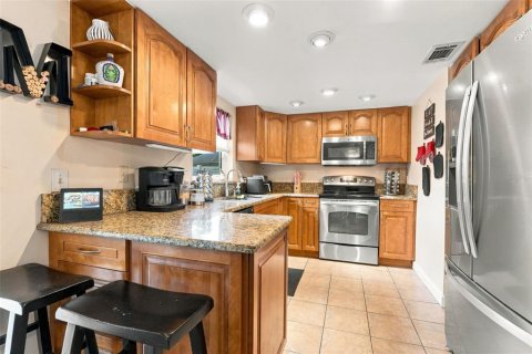 House in Brandon, Florida 4 bedrooms, 126.07 sq.m. № 2427610 - photo 11