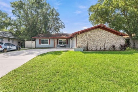 House in Brandon, Florida 4 bedrooms, 126.07 sq.m. № 2427610 - photo 2