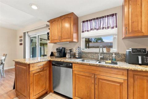 House in Brandon, Florida 4 bedrooms, 126.07 sq.m. № 2427610 - photo 14