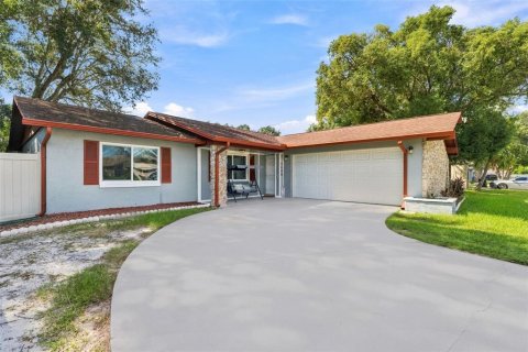 House in Brandon, Florida 4 bedrooms, 126.07 sq.m. № 2427610 - photo 4