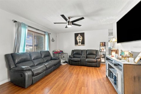 House in Brandon, Florida 4 bedrooms, 126.07 sq.m. № 2427610 - photo 8