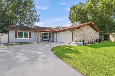 House in Brandon, Florida 4 bedrooms, 126.07 sq.m. № 2427610 - photo 3