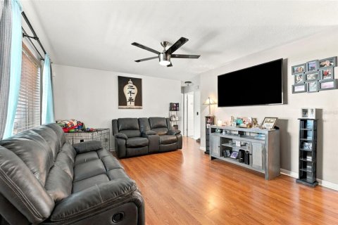House in Brandon, Florida 4 bedrooms, 126.07 sq.m. № 2427610 - photo 7