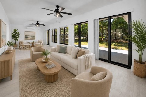 House in Tamarac, Florida 2 bedrooms, 185.15 sq.m. № 2186045