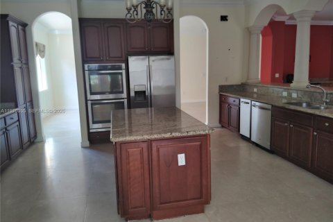 Снять в аренду виллу или дом в Катлер-Бей, Флорида 6 спален, 479.1м2, № 2041353 - фото 2