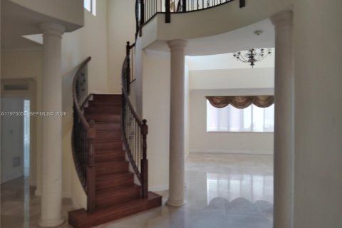 Снять в аренду виллу или дом в Катлер-Бей, Флорида 6 спален, 479.1м2, № 2041353 - фото 4