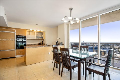 Condo in Hallandale Beach, Florida, 2 bedrooms  № 2053024 - photo 5