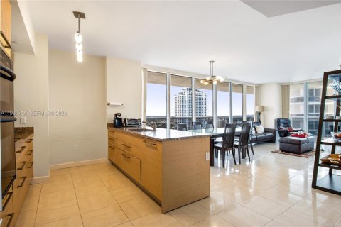 Condo in Hallandale Beach, Florida, 2 bedrooms  № 2053024 - photo 8