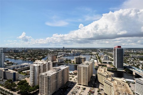 Condo in Hallandale Beach, Florida, 2 bedrooms  № 2053024 - photo 22