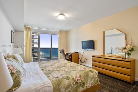 Condo in Hallandale Beach, Florida, 2 bedrooms  № 2053024 - photo 10