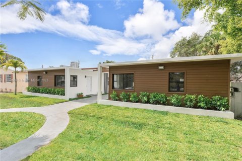 Villa ou maison à louer à Hollywood, Floride: 1 chambre, 477.24 m2 № 1686391 - photo 2