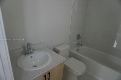 Townhouse in Miami, Florida 3 bedrooms № 1790437 - photo 11
