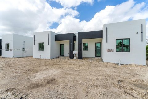 Townhouse in Miami, Florida 3 bedrooms № 1790437 - photo 1