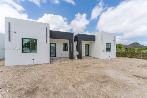 Townhouse in Miami, Florida 3 bedrooms № 1790437 - photo 2