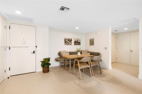 Condo in Miami, Florida, 2 bedrooms  № 1867266 - photo 11
