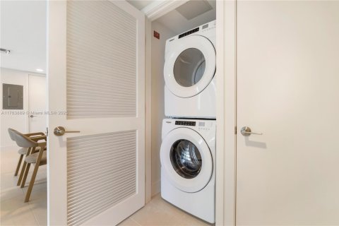 Condo in Miami, Florida, 2 bedrooms  № 1867266 - photo 12