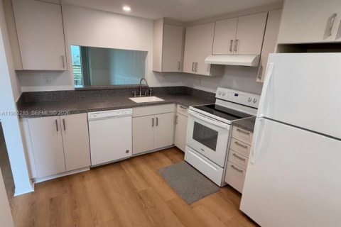 Condominio en venta en Pembroke Pines, Florida, 1 dormitorio № 2020194 - foto 13