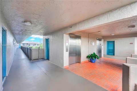 Condominio en venta en Pembroke Pines, Florida, 1 dormitorio № 2020194 - foto 2