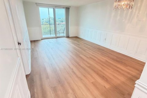 Condominio en venta en Pembroke Pines, Florida, 1 dormitorio № 2020194 - foto 10