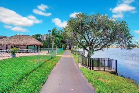Condominio en venta en Pembroke Pines, Florida, 1 dormitorio № 2020194 - foto 6