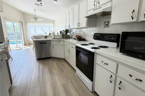 House in New Port Richey, Florida 3 bedrooms, 147.06 sq.m. № 2239230 - photo 4
