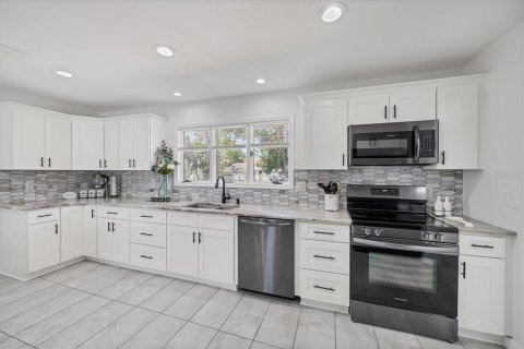 House in Bradenton, Florida 3 bedrooms, 117.06 sq.m. № 1655813 - photo 11