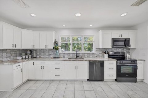 House in Bradenton, Florida 3 bedrooms, 117.06 sq.m. № 1655813 - photo 8