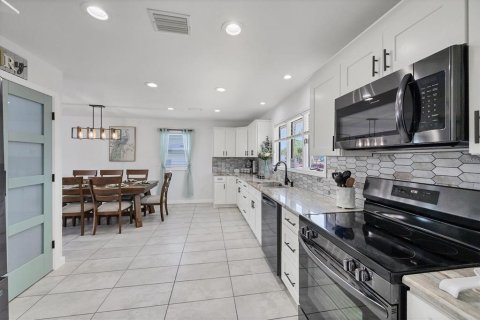 House in Bradenton, Florida 3 bedrooms, 117.06 sq.m. № 1655813 - photo 12
