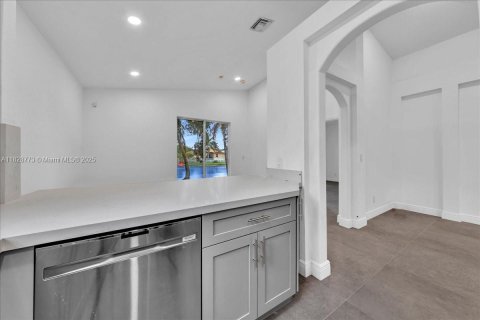 House in Miramar, Florida 3 bedrooms, 143.26 sq.m. № 1800714 - photo 18