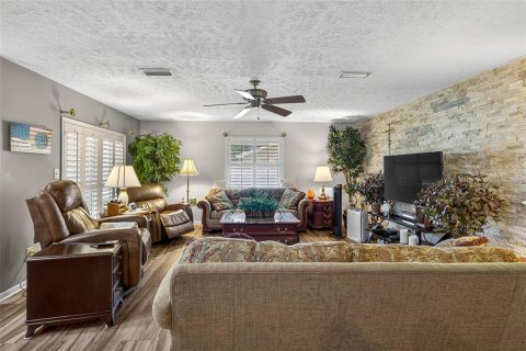 House in Valrico, Florida 3 bedrooms, 172.24 sq.m. № 1916609 - photo 16