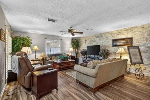 House in Valrico, Florida 3 bedrooms, 172.24 sq.m. № 1916609 - photo 15