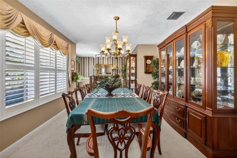 House in Valrico, Florida 3 bedrooms, 172.24 sq.m. № 1916609 - photo 4