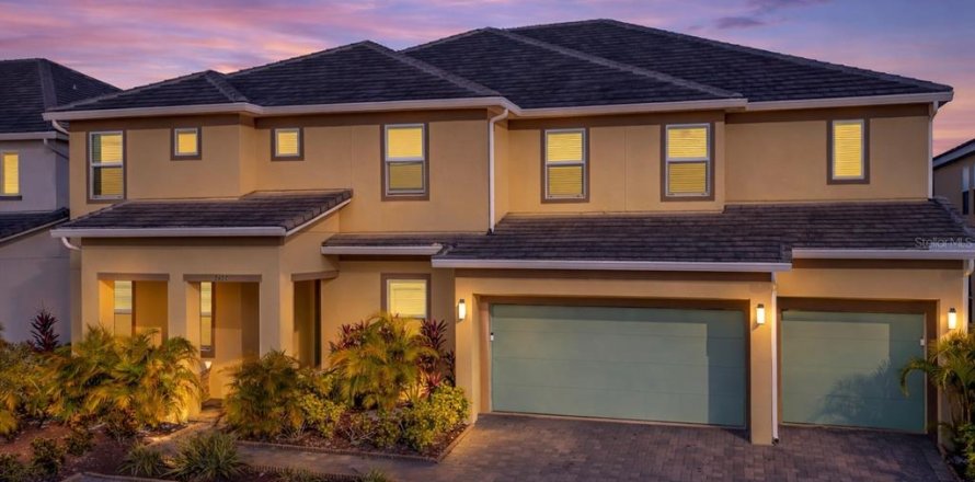 House in Kissimmee, Florida 15 bedrooms, 581.1 sq.m. № 2221901