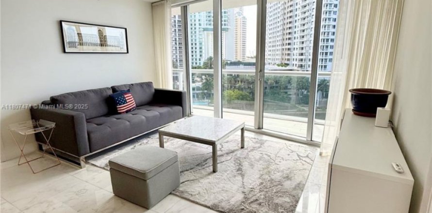 Кондоминиум с 2 спальнями в Майами, Флорида № 1957935