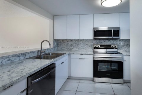 Снять в аренду кондоминиум в Майами, Флорида 2 спальни, 98.85м2, № 1956138 - фото 3