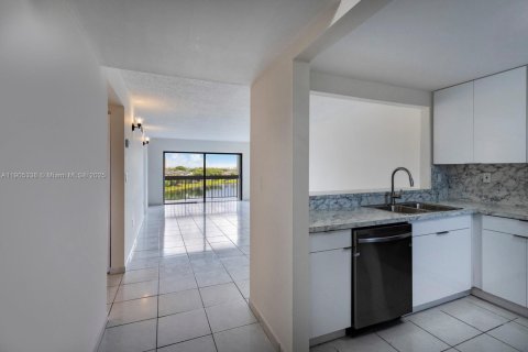 Снять в аренду кондоминиум в Майами, Флорида 2 спальни, 98.85м2, № 1956138 - фото 2
