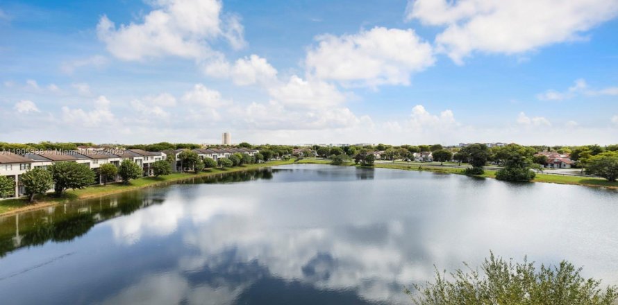 Кондоминиум с 2 спальнями в Майами, Флорида № 1956138