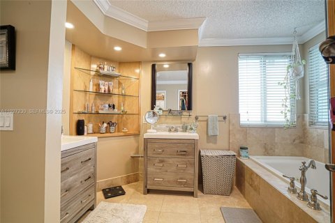 House in Sunrise, Florida 4 bedrooms, 171.59 sq.m. № 1985865 - photo 17