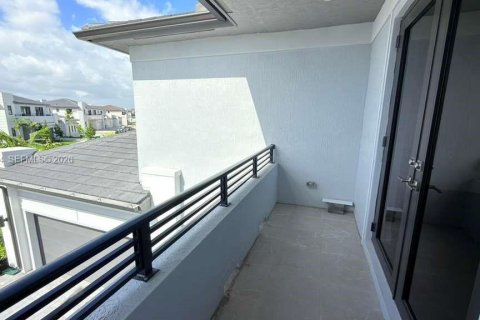 Villa ou maison à louer à Miami, Floride: 5 chambres, 382.66 m2 № 2255677 - photo 14