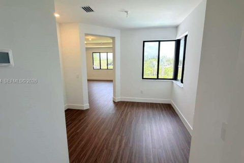 Villa ou maison à louer à Miami, Floride: 5 chambres, 382.66 m2 № 2255677 - photo 5